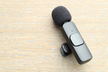 Lavalier mikrofonu ahşap masanın üstünde, manzaranın üstünde. Metin için boşluk