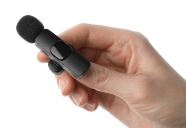 Beyaz arka planda lavalier mikrofonu olan kadın, yakın plan.