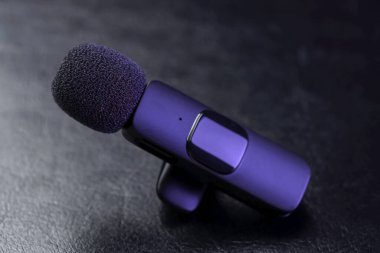 Lavalier mikrofonu siyah masada, yakın plan. Ses ekipmanları