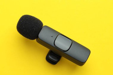 Sarı arkaplanda lavalier mikrofon, üst görünüm