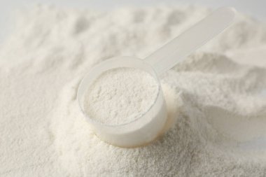 Arkaplan olarak kolajen tozu ve kepçesi, yakın plan