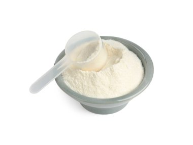 Kolajen tozu kasede ve kepçeyle beyaza izole edilmiş.