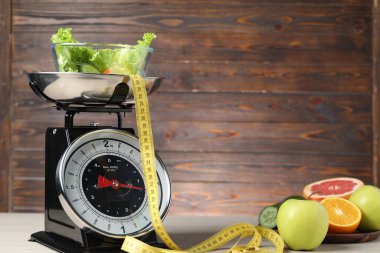 Mutfak pulları, ürünler ve beyaz ahşap masadaki mezuralar.