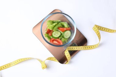 Salata ve mezura ile elektronik mutfak terazileri beyaz, üst görünümde izole edilmiş.