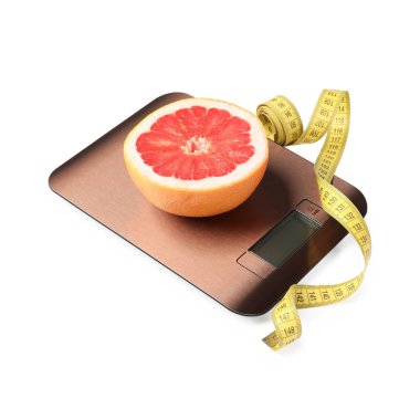 Elektronik mutfak pulları, greyfurt ve ölçüm bandı beyaza izole edilmiş.