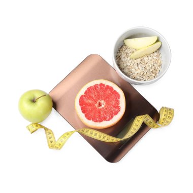 Elektronik mutfak pulları, meyveler, yulaf ezmesi ve ölçüm bandı beyaz, üst görünümde izole