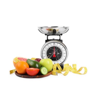 Mutfak pulları, ürünler ve beyaz arkaplanda ölçüm bandı