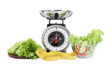 Mutfak pulları, salata, marul ve beyaz arka planda mezura.