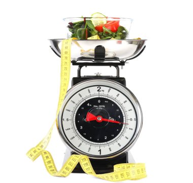 Ürünler ve ölçüm bantları beyaz üzerine izole edilmiş mutfak pulları