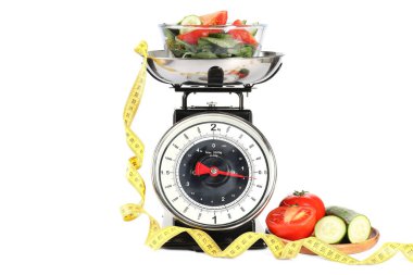 Ürünler ve ölçüm bantları beyaz üzerine izole edilmiş mutfak pulları