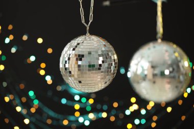 Siyah arkaplanda parlak disko topu ve bulanık ışıklar