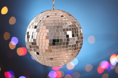 Mavi gradyan arkaplanda parlak disko topu ve bulanık ışıklar