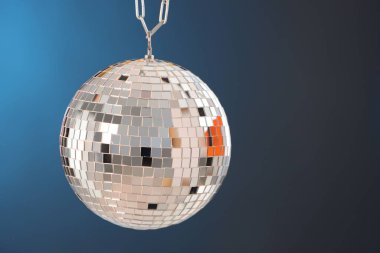 Mavi eğimli arka planda parlak disko topu. Metin için boşluk