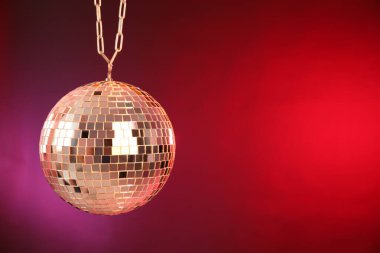 Renk gradyan arka planda parlak disko topu. Metin için boşluk