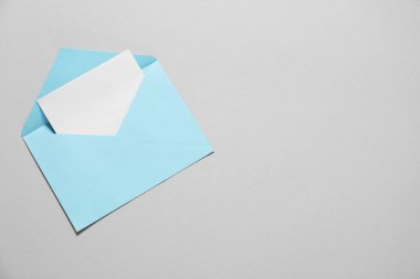 Gri arkaplanlı, üst manzaralı kağıt zarf. Tasarım için model