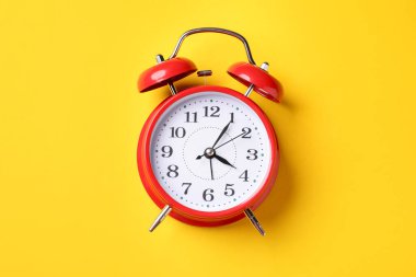 Sarı zemin üzerinde kırmızı alarm saati, üst görünüm