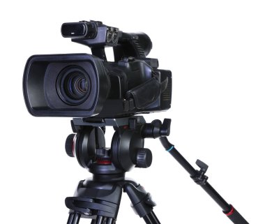 Modern profesyonel video kamera beyaza izole edildi