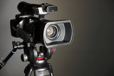 Gri arka planda modern video kamera, yakın plan. Metin için boşluk