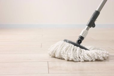 İçerideki ahşap zeminde ip, yazı için yer. Temizlik ekipmanı