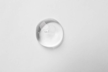 Beyaz, üst görünümde izole edilmiş kozmetik ürün örneği