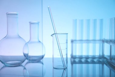 Ayna yüzeyinde renk arkaplanına karşı laboratuvar camları