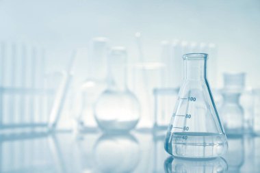 Ayna yüzeyinde sıvı olan matara ışık arkaplanı, metin için boşluk