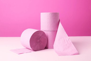 Pembe arka planda renkli tuvalet kağıdı ruloları