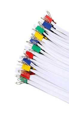 Beyaz üzerine izole edilmiş kağıt sayfaları ile cilt ataçları