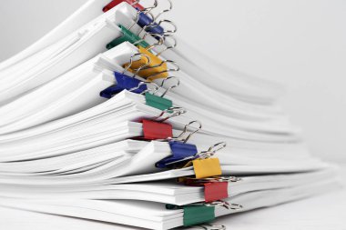 Masanın üzerinde kağıt kağıtları olan ataçlar, yakın plan