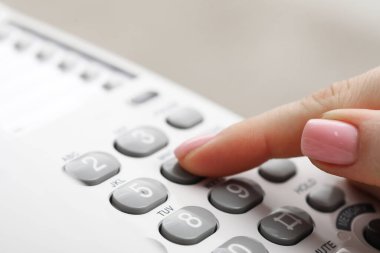 Telefondaki kadın, bulanık arkaplan, yakın plan, gri arkaplan...