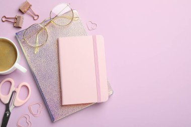 Ataçlar, diğer farklı kırtasiye malzemeleri, leylak arka planda bardaklar ve kahve, düz yatak. Metin için boşluk