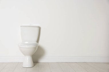 Tuvalet, beyaz duvarın yanında. Metin için boşluk