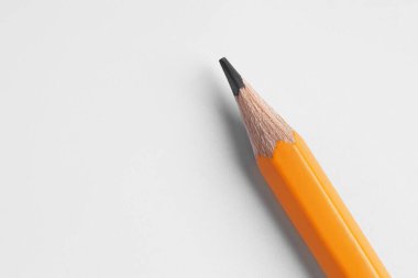 Açık gri arka planda bir kalem, üst manzara. Metin için boşluk