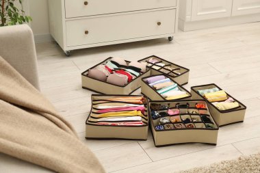 İçerde katlanmış giysileri olan organizatörler