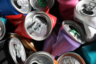 Arkaplan olarak birçok buruşuk teneke kutu, yakın plan