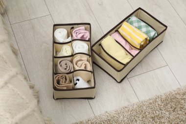 Katlanmış elbiseli organizatörler içeride, manzaranın üstünde.