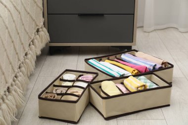 İçerde katlanmış giysileri olan organizatörler