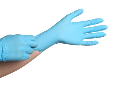 Doktor beyaz arka plana tıbbi eldiven takıyor, yakın plan.