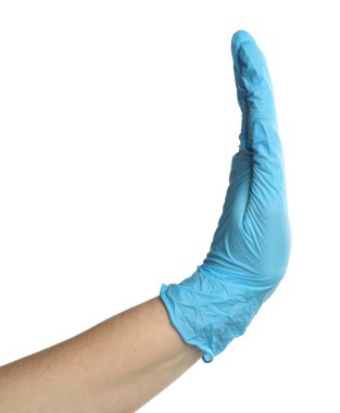 Tıbbi eldiven giyen doktor beyaz arka planda dur hareketi gösteriyor.