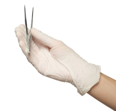 Tıbbi eldivenli doktor beyaz arka planda cımbız tutuyor.