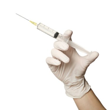 Tıbbi eldivenli doktor beyaz arka planda şırınga tutuyor, yakın plan.