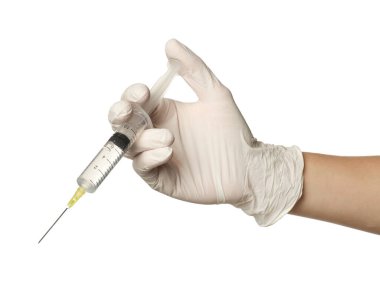 Tıbbi eldivenli doktor beyaz arka planda şırınga tutuyor, yakın plan.