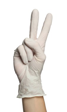 Tıbbi eldiven giyen doktor beyaz arka planda iki parmak gösteriyor, yakın plan.