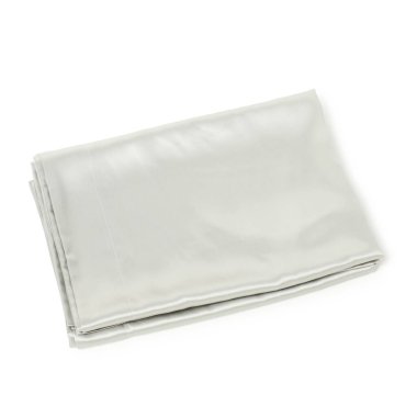 Beyaz arka planda, temiz, ipeksi yatak örtüleri.