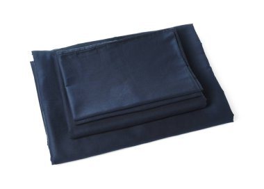 Beyaz arkaplanda ipeksi çarşaf yığını