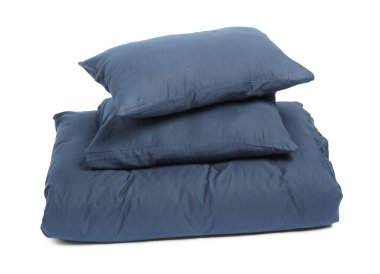 Beyaz arkaplanda ipek çarşaflar ve yastıklar