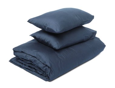 Beyaz arkaplanda ipek çarşaflar ve yastıklar