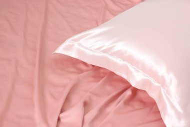 Yatakta güzel ipek çarşaflar, yakın plan. Metin için boşluk