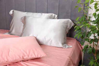 Evdeki yatakta güzel ipek çarşaflar.