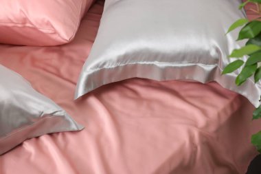 Yatakta güzel ipek çarşaflar, yakın plan.